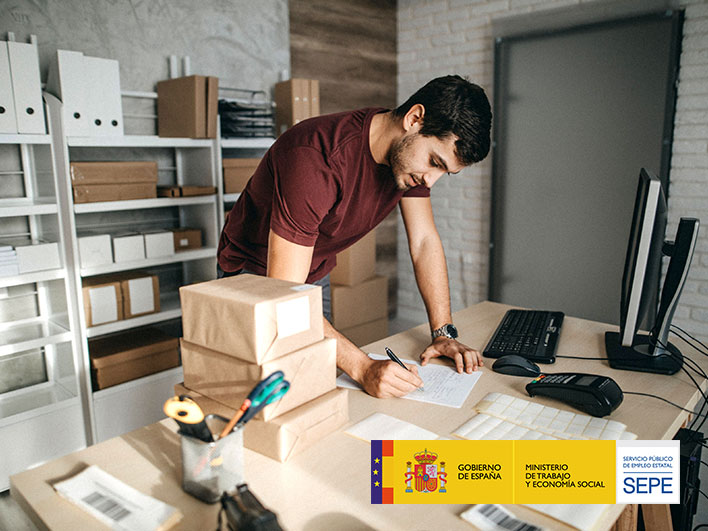 Trabajador que opta a los cursos gratuitos de los planes de formación estatales del SEPE